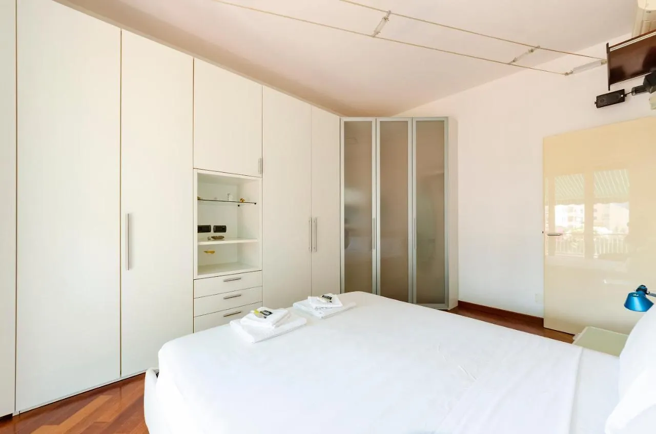 Joivy Stylish Flat Terrace Apartment Genoa Italy